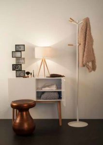 Stylowe wieszaki na ubrania stojące mogą zmienić charakter Twojego wnętrza.
