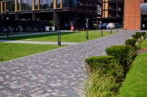 dowiedz się jak wyczyścić kostkę brukową